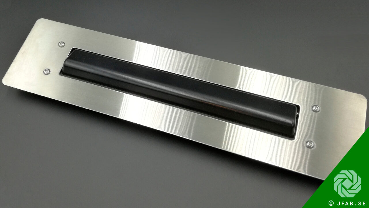 JFAB 12-026 Bred Armbågskontakt i rostfritt stål med svart knapp. Bild1. 350mm × 90 mm