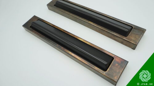 Populära JFAB 12-022 kan fås med Mörkoxiderad mässing. Samma mått som 12-022 50mm bred, 290mm hög och 20mm djup. artikelnummer 12-022MO